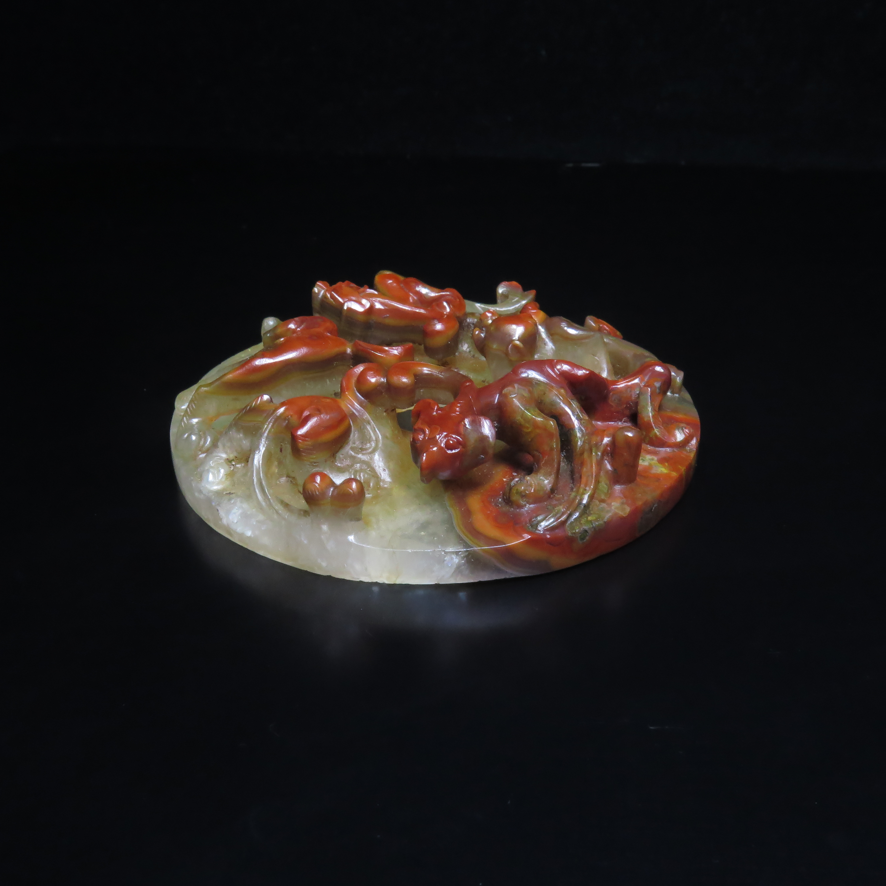 清代玛瑙俏色雕三螭纹玉璧/MZ591892/玛瑙/民族文物