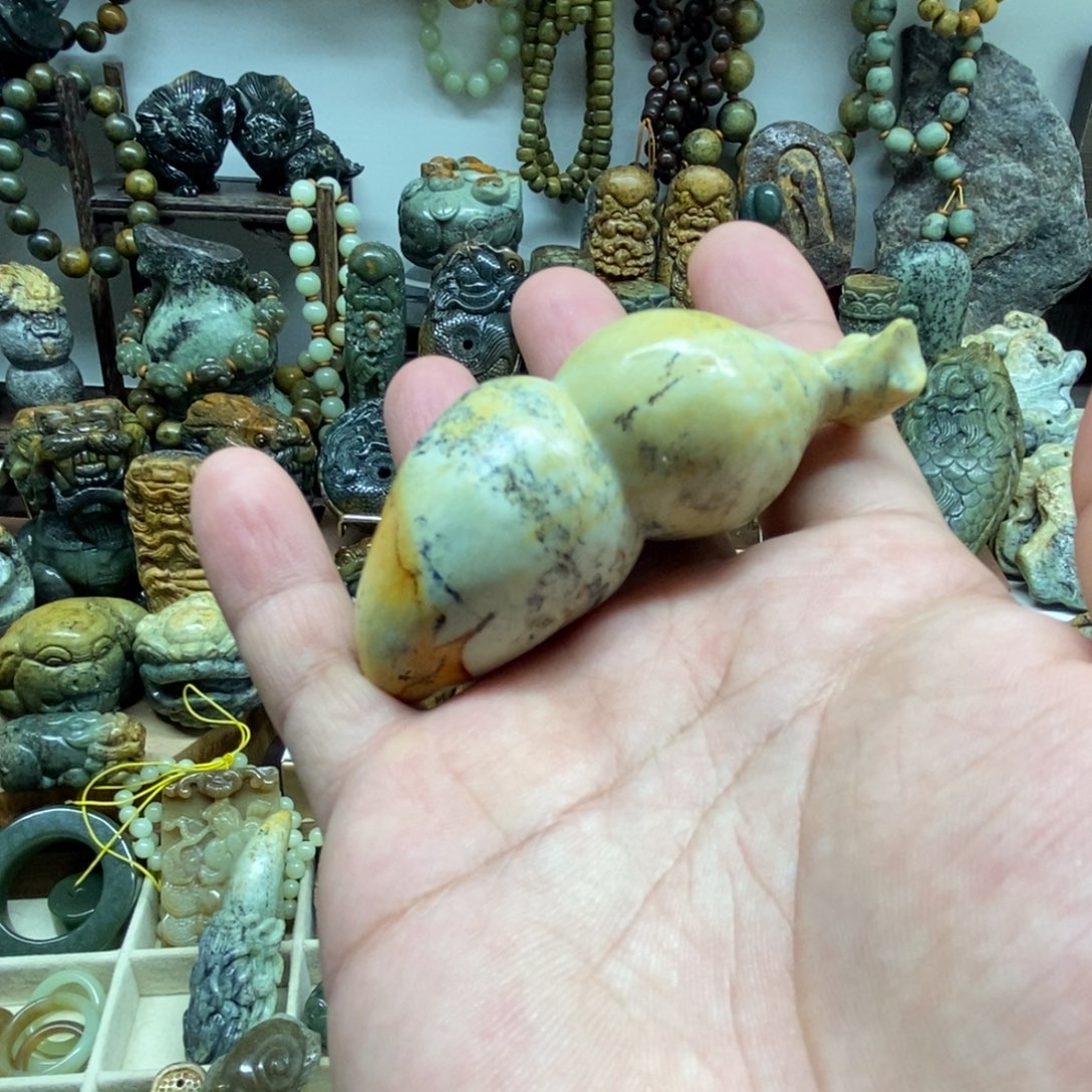 未镶嵌岫岩河磨玉（透闪石质玉）把件