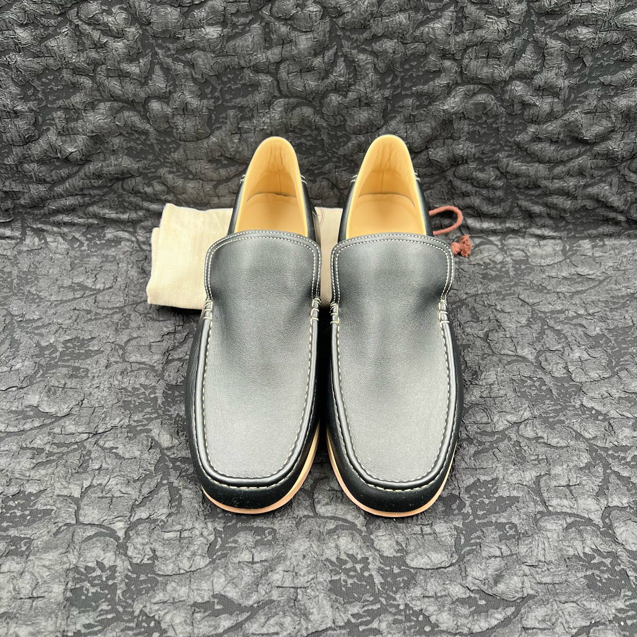 99新 Hermes/爱马仕 黑色厚底压纹logo一脚蹬皮鞋 42码/99新/防尘