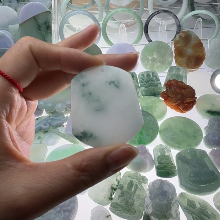 翡翠吊坠(赠链)未镶嵌飘花无事牌