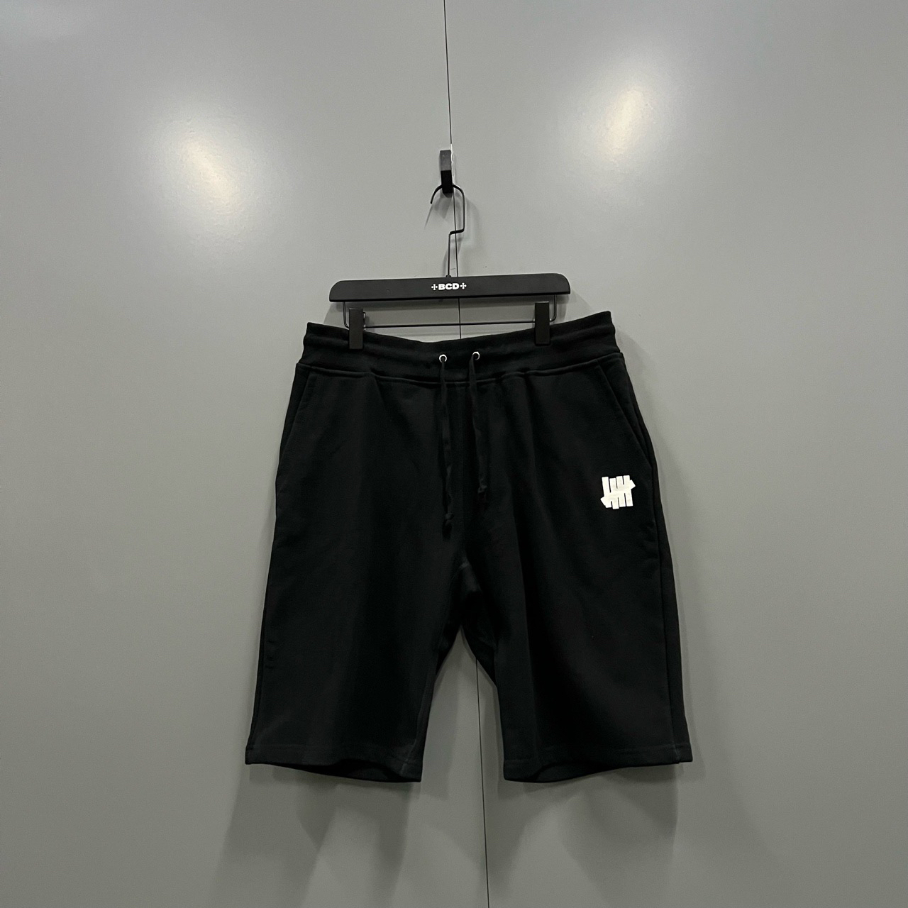 95新 UNDEFEATED （cc）UNDEFEATED 黑色印花抽绳短裤 XL码/006944