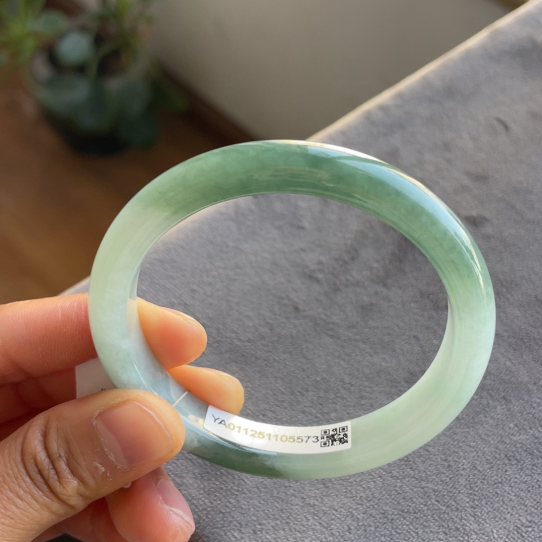 翡翠未镶嵌手镯油青贵妃