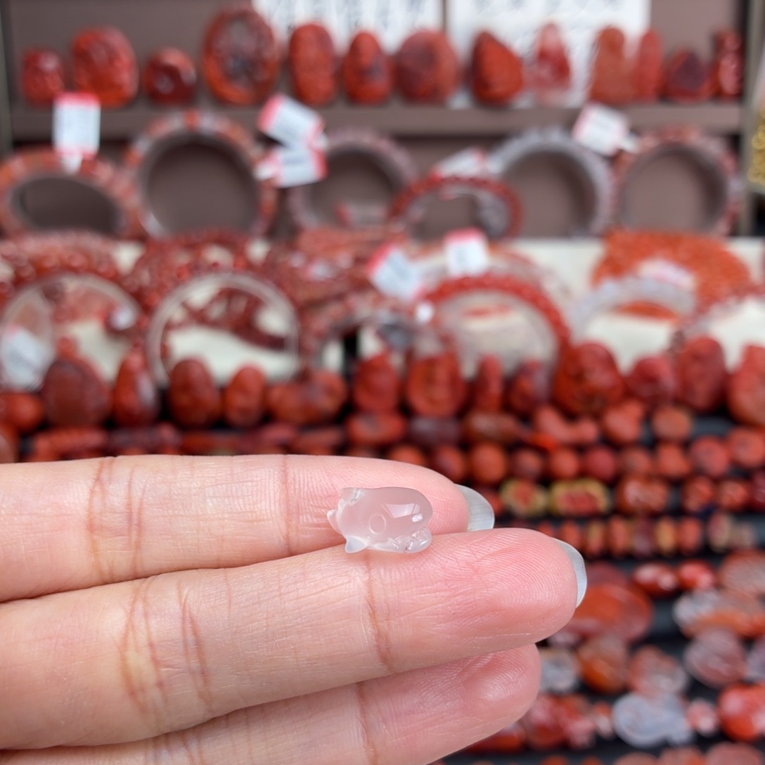 南红玛瑙未镶嵌颈饰小鲨鱼