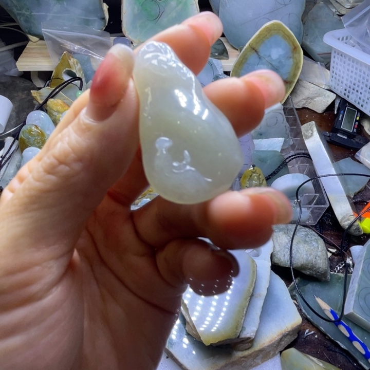 翡翠未镶嵌颈饰随行悟道