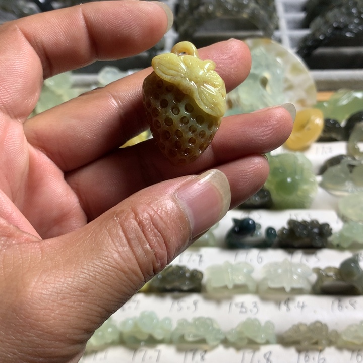 卡***咩蛇纹石玉未镶嵌颈饰草莓