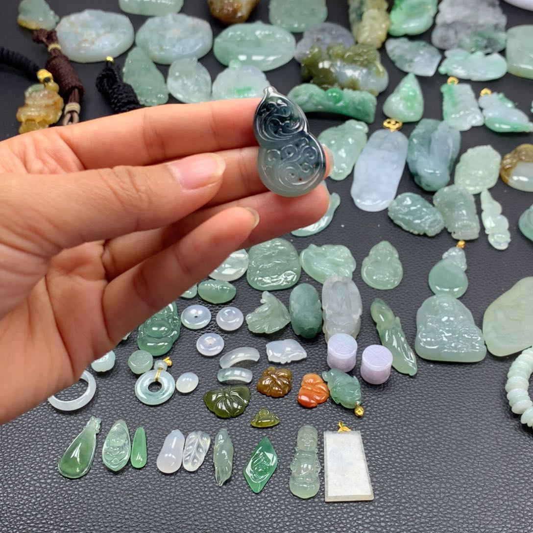 翡翠颈饰未镶嵌葫芦