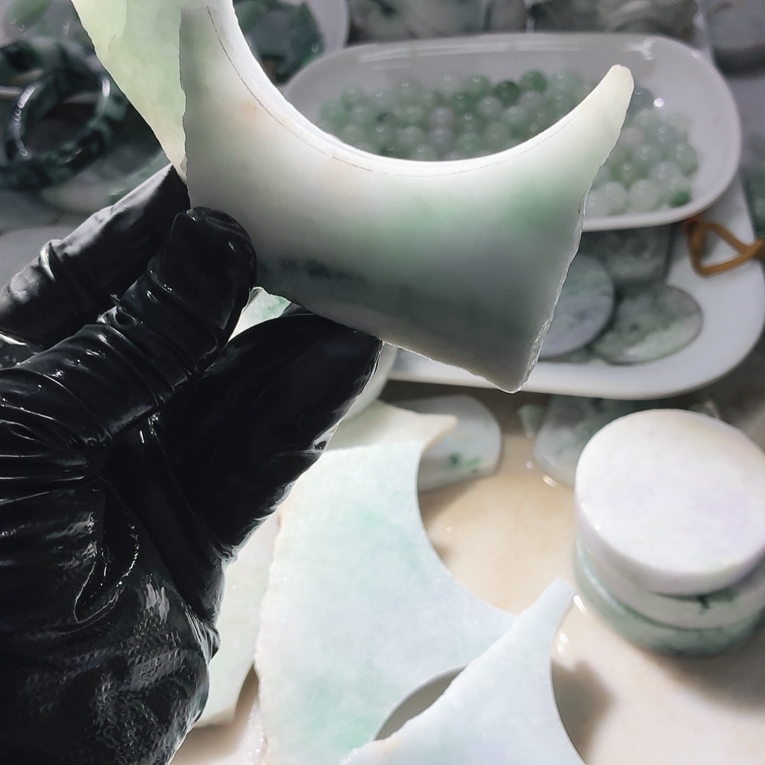 翡翠未镶嵌颈饰边角料