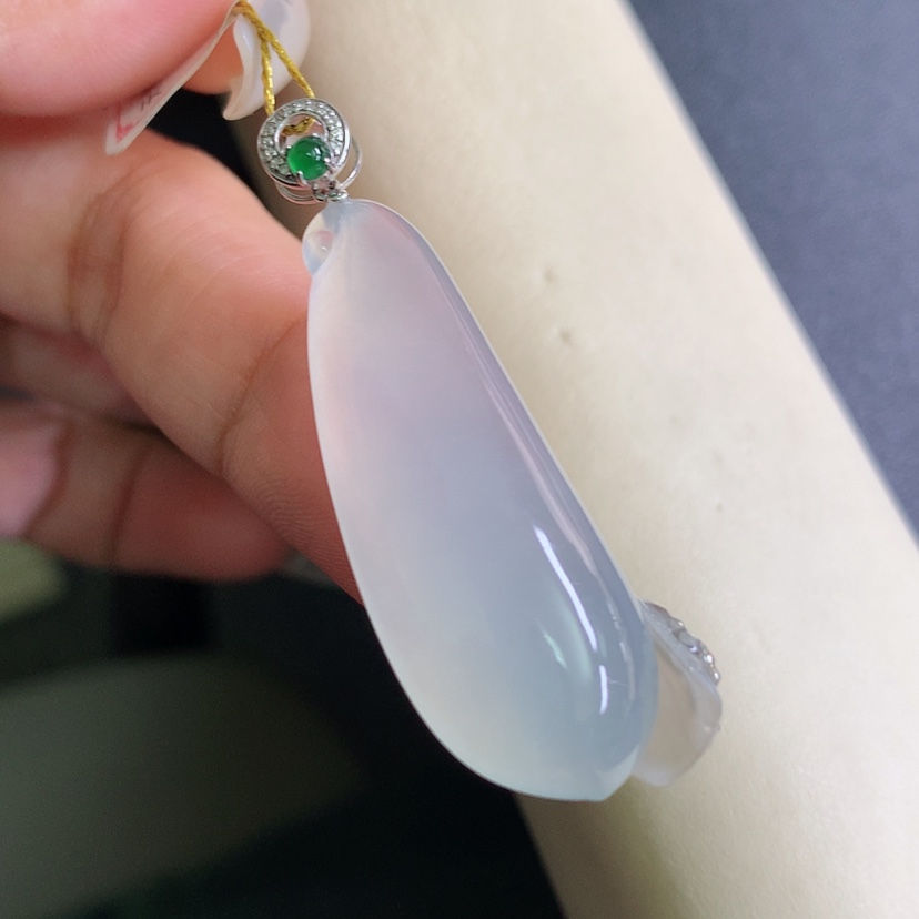 【闪购商品】翡翠颈饰18K金镶嵌福瓜