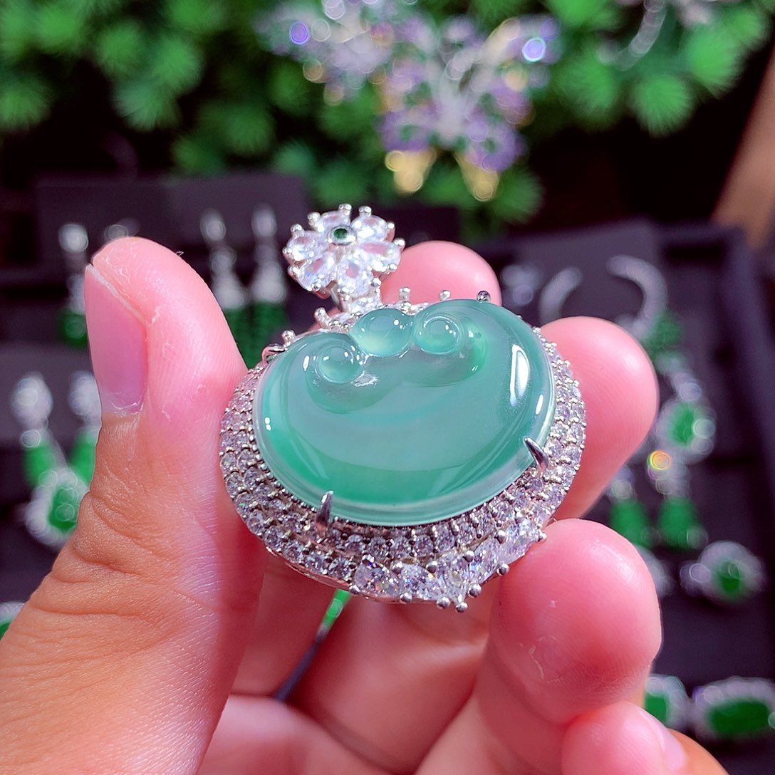 颈饰未镶嵌翡翠天然