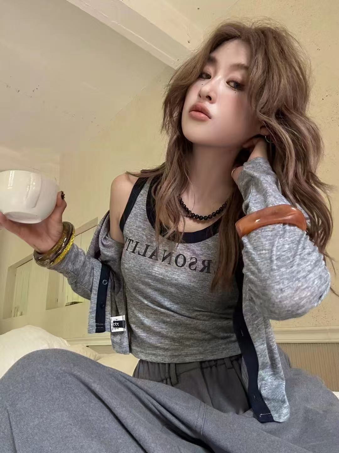 软糯休闲撞灰色吊带上衣与V领韩版小众外套搭配套装辣妹短款百搭