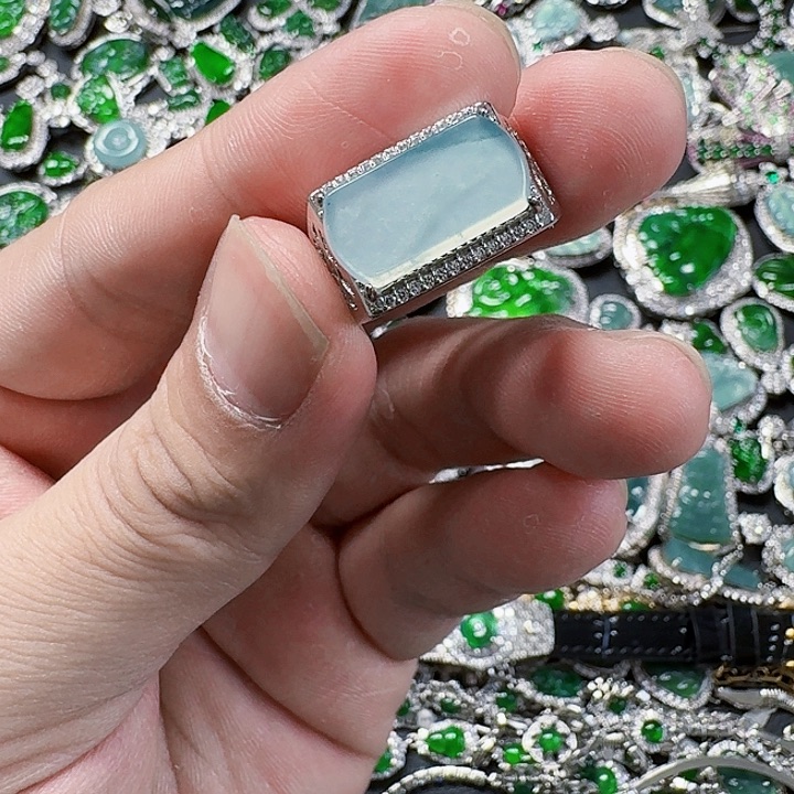 翡翠颈饰未镶嵌天然A货翡翠放漏