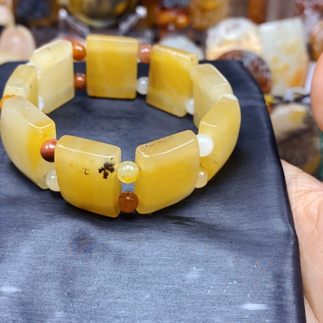石英质玉（黄龙玉）颈饰未镶嵌