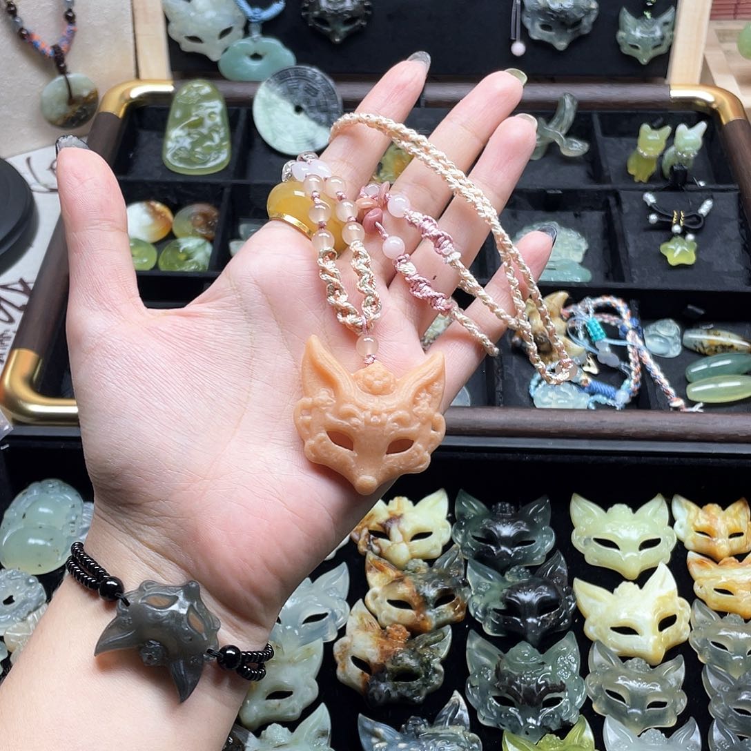 未镶嵌岫玉颈饰粉色面具