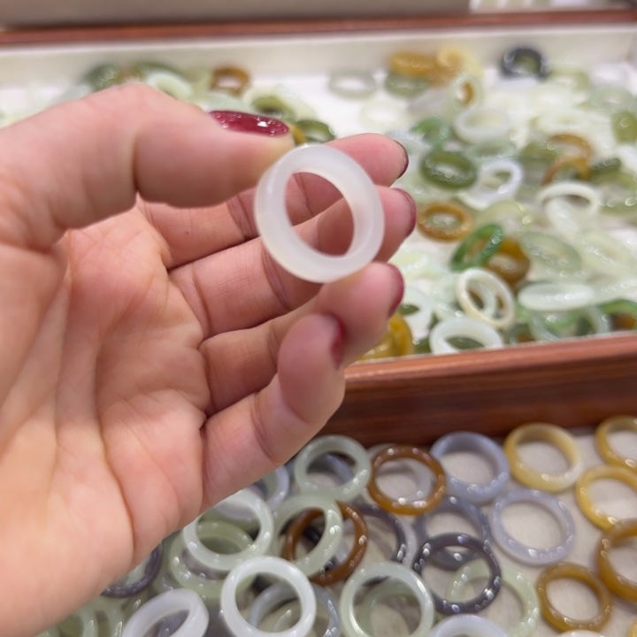 依****和田玉未镶嵌手镯