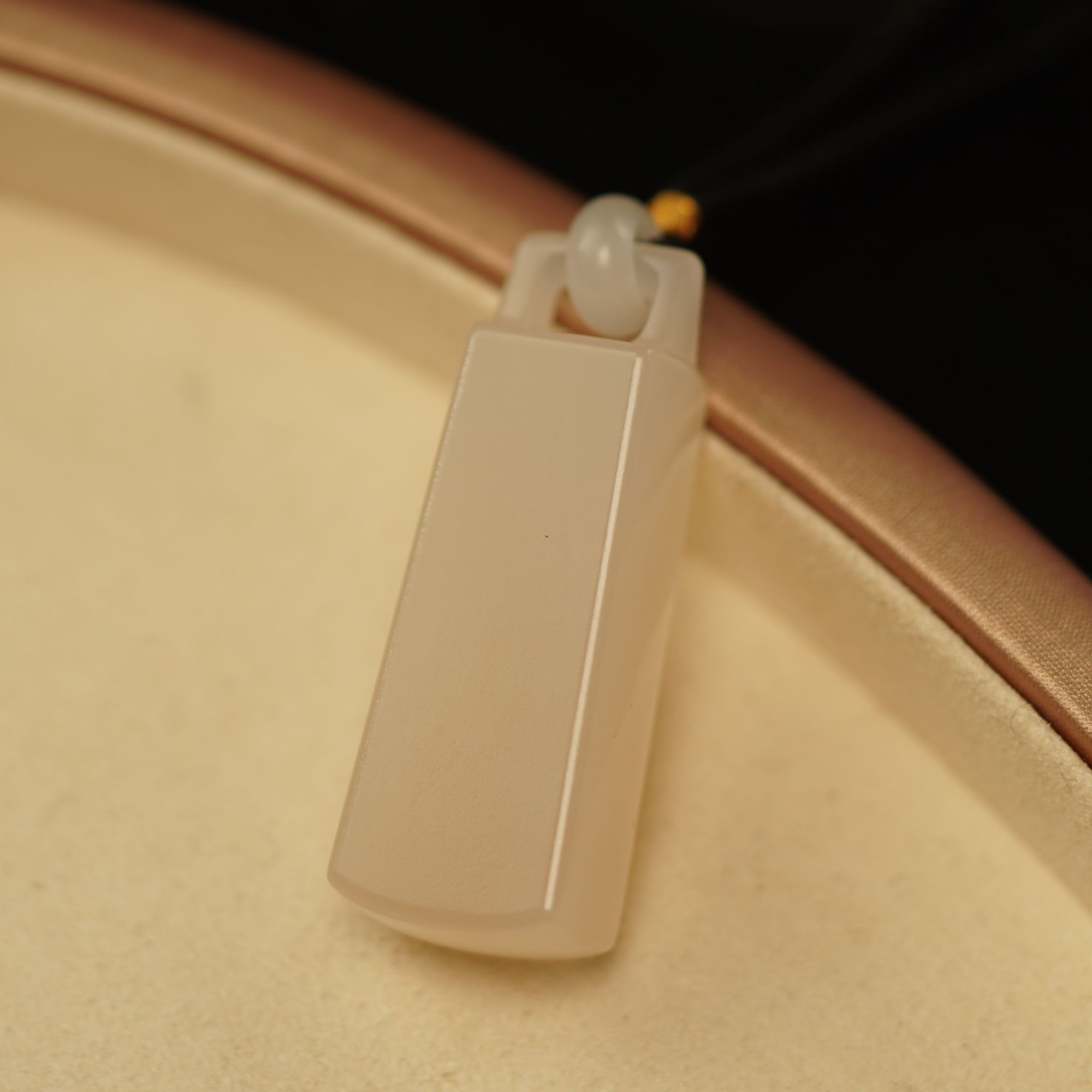 【之七珠宝】和田玉藕粉秤砣吊坠时尚精致 约卡48*16*12mm天然珠宝