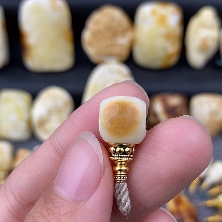 琥珀未镶嵌裸石10微瑕三通