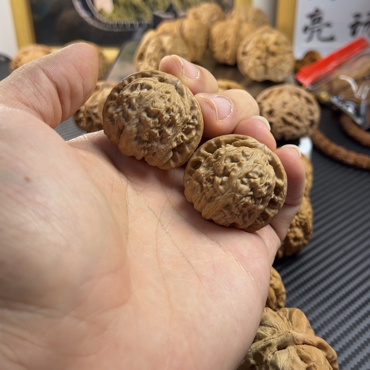 刘***刘文玩核桃把件36全品球白