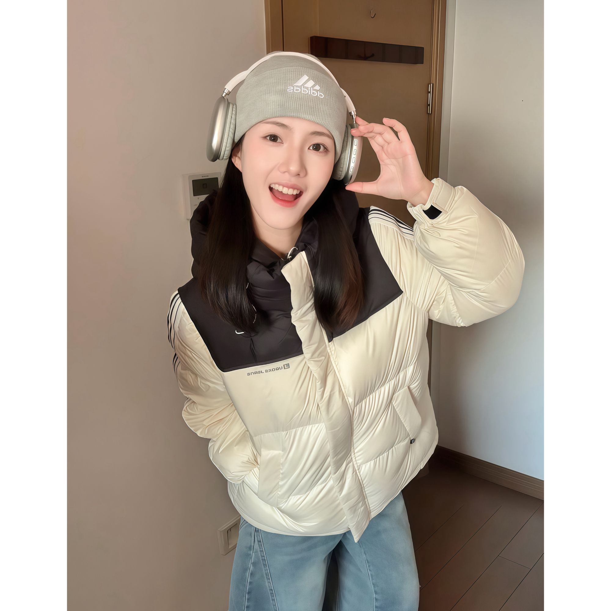 女士短款保暖潮流米色减龄连帽宽松印花女装芊荨9865