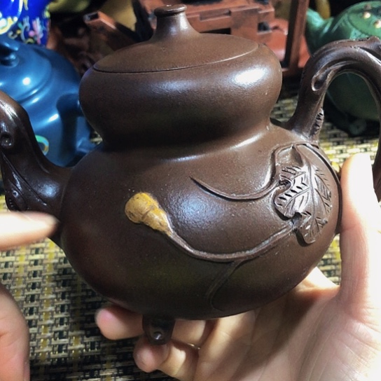 紫砂茶壶原矿泥料手工制作的紫砂壶。