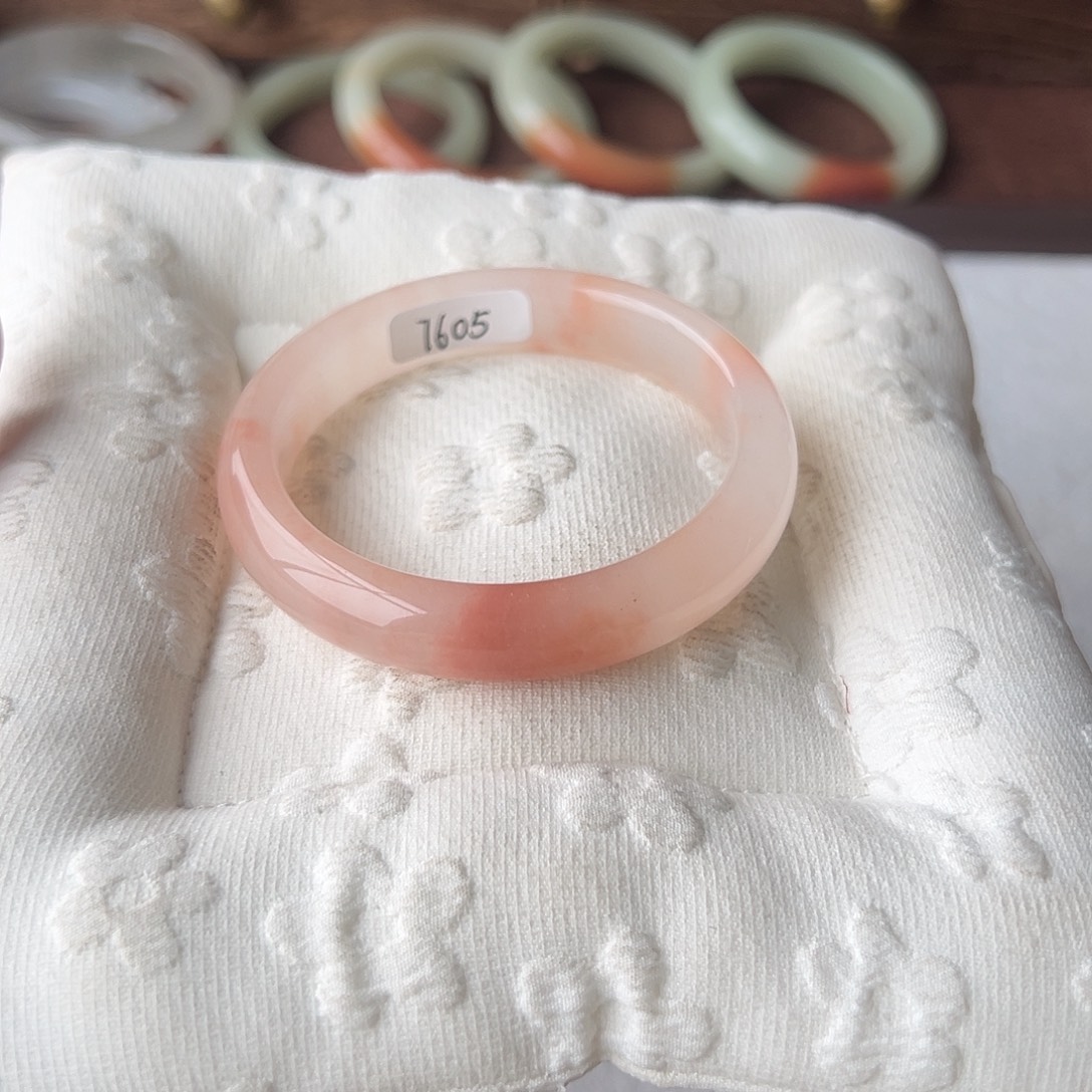 黛****石英质玉未镶嵌手镯