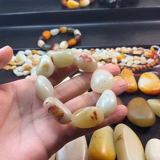 用***0和田玉未镶嵌颈饰