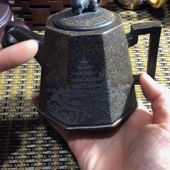 紫砂茶壶原矿泥料手工制作紫砂壶。