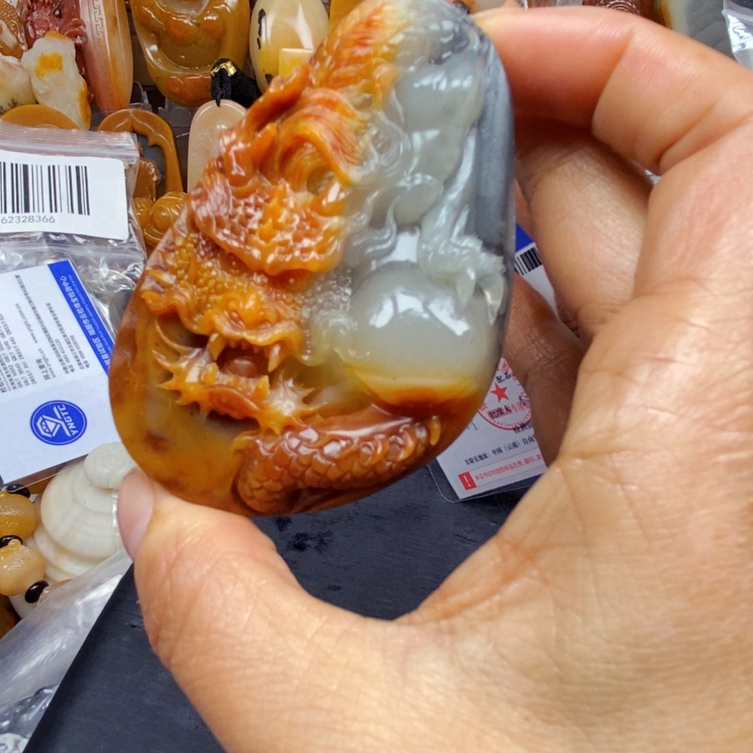 石英质玉（黄龙玉）颈饰未镶嵌