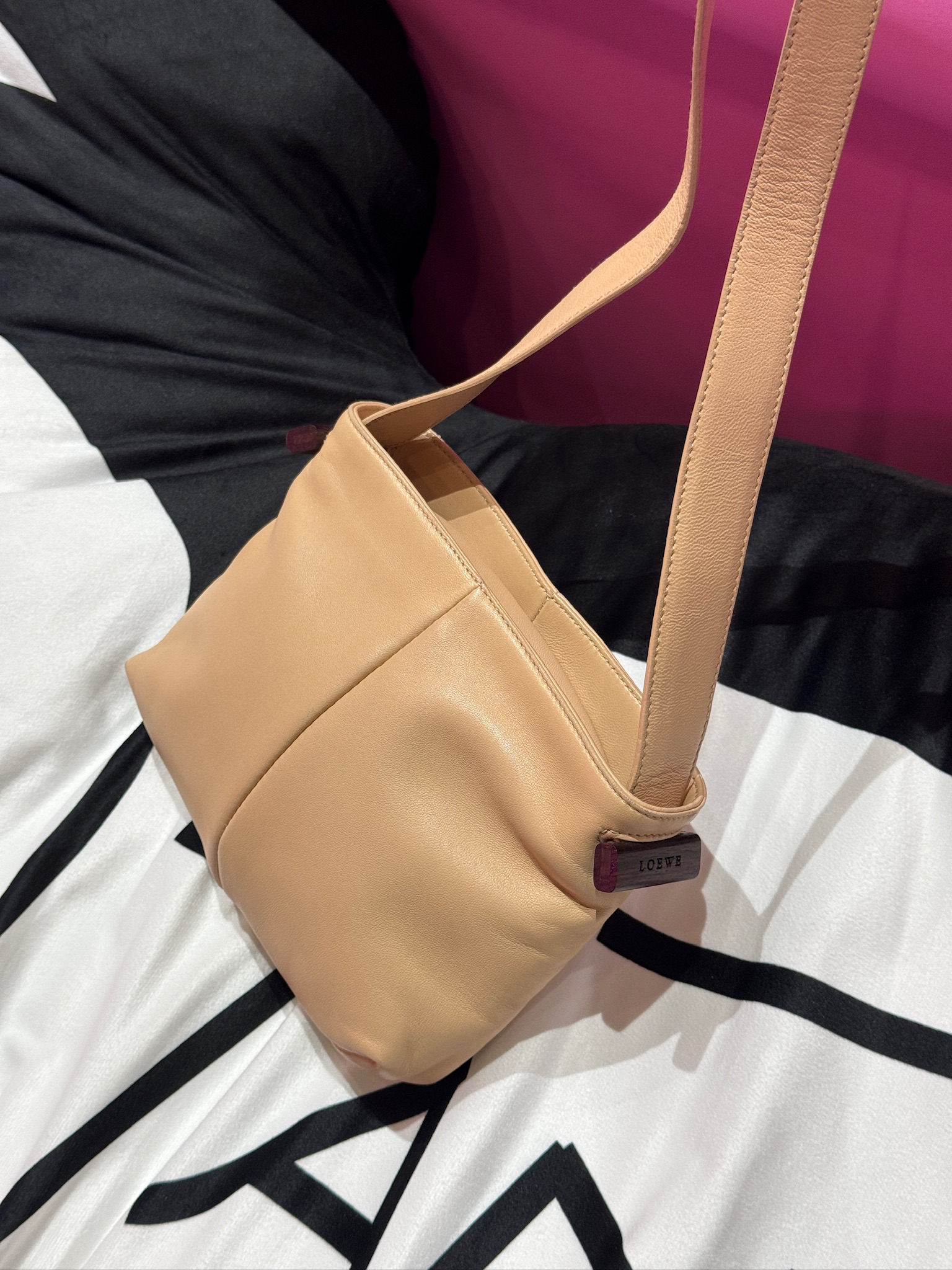 95新 LOEWE/罗意威 觅时/木扣奶茶色单肩/110405