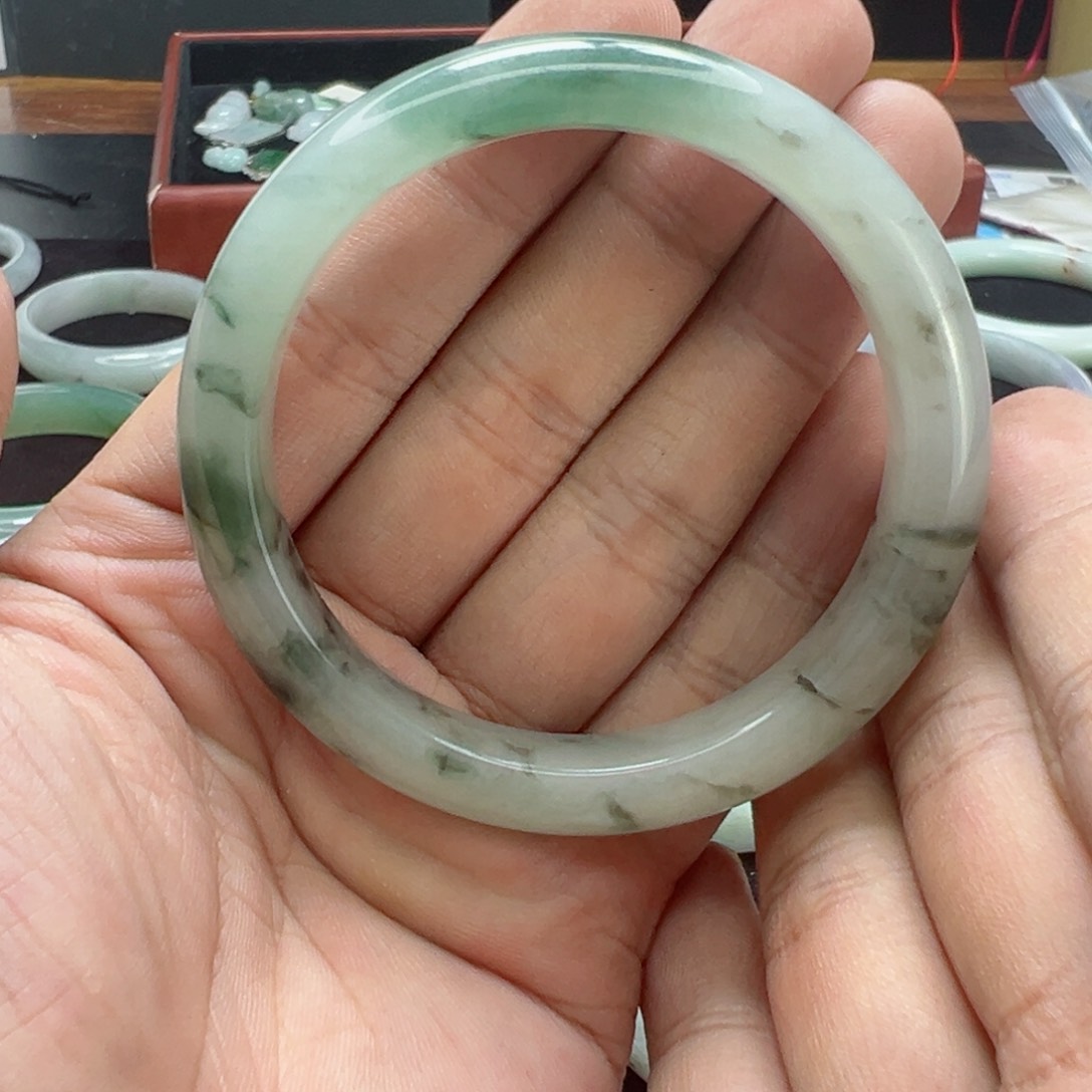 翡翠手镯未镶嵌54.6飘花细腻胶润