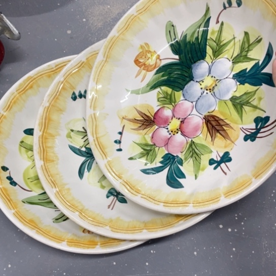 瓷片红****）瓷器和家具艺术作品都很