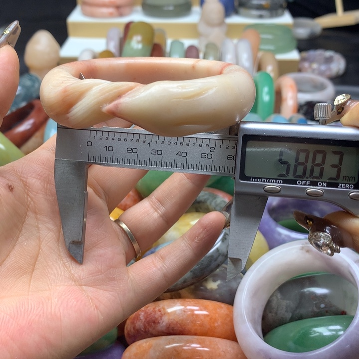 未镶嵌手镯石英质玉