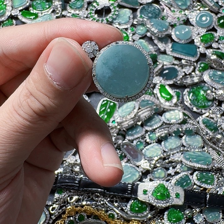 翡翠颈饰未镶嵌天然A货翡翠放漏