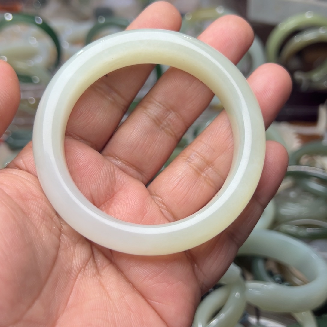 和田玉未镶嵌手镯