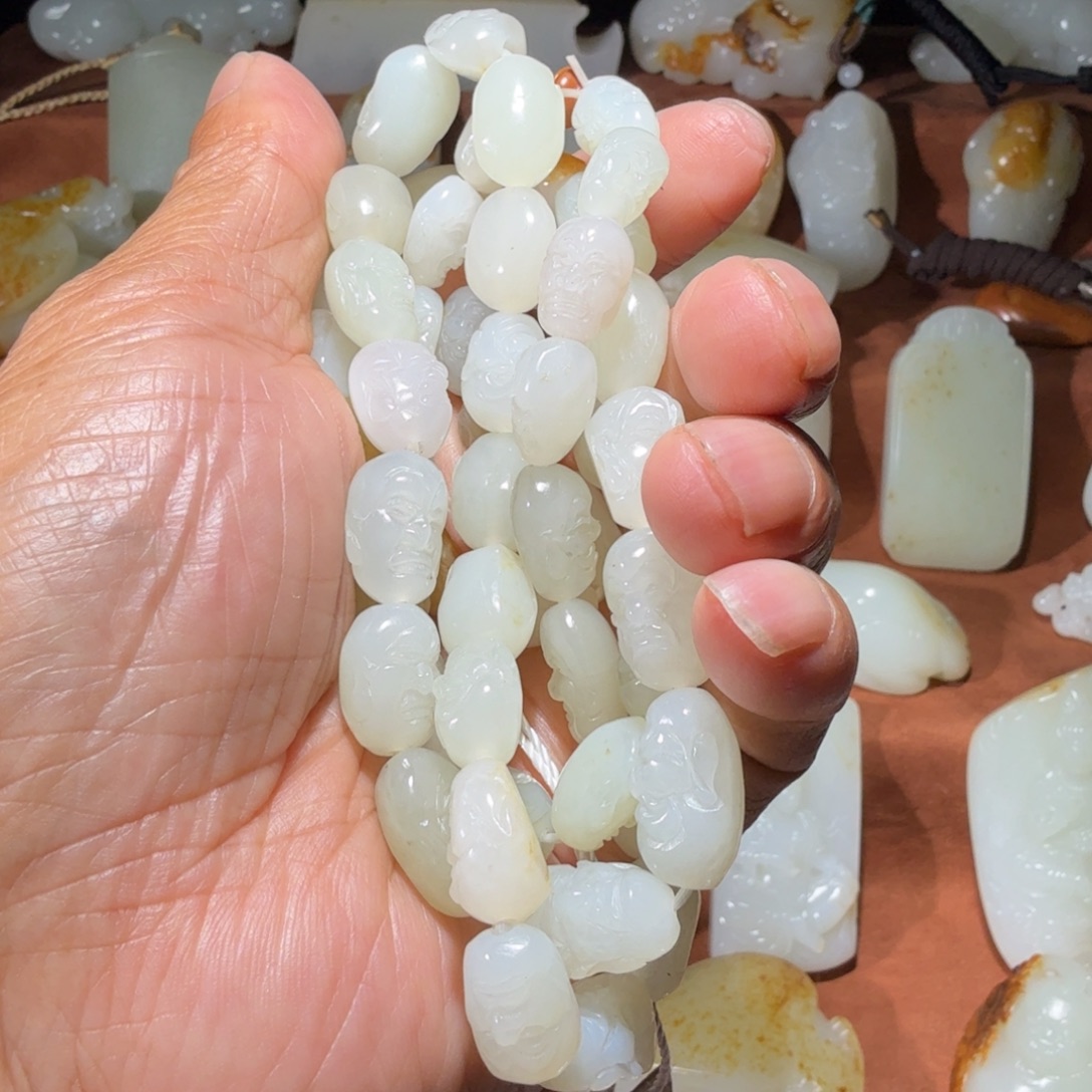 萬***意和田玉未镶嵌颈饰