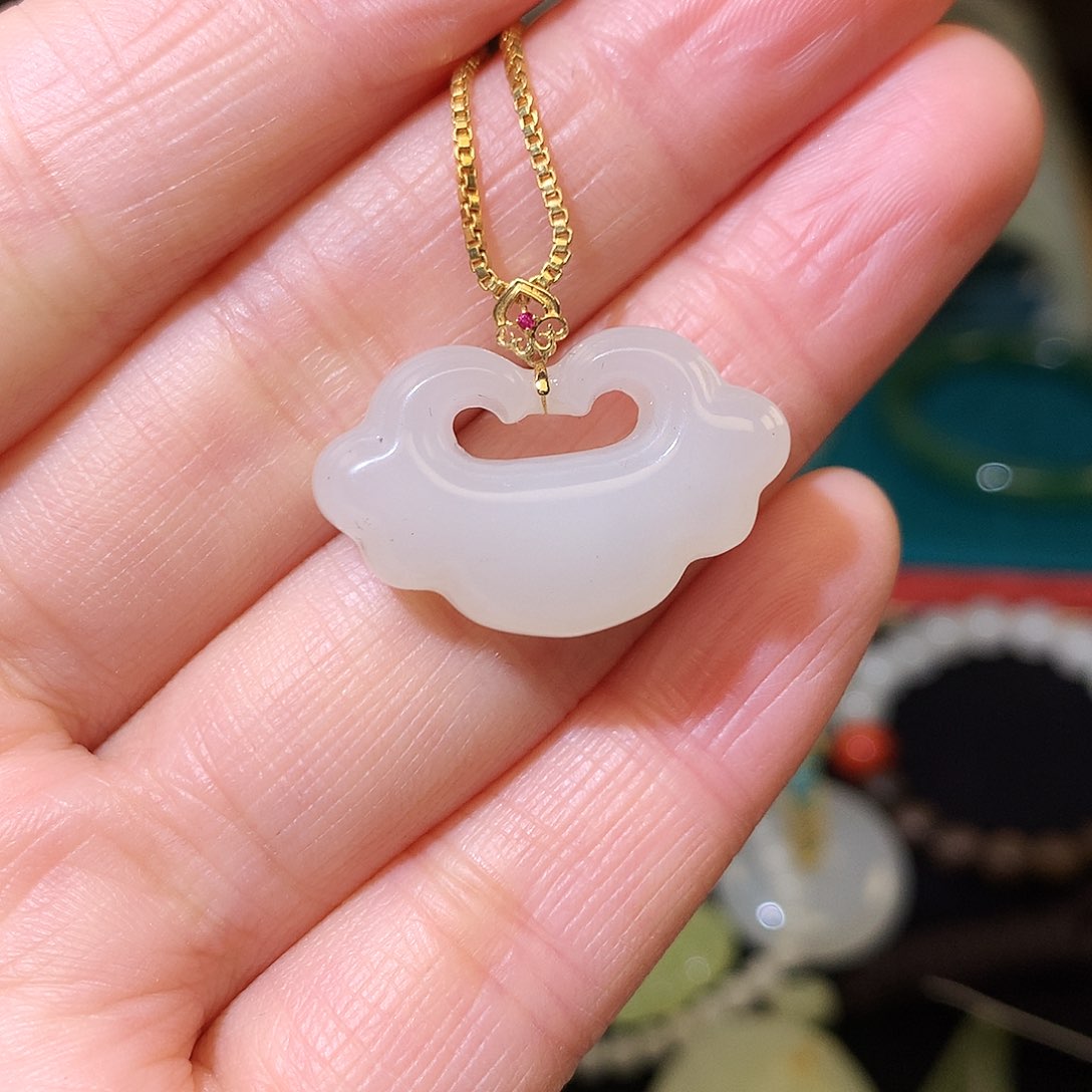 颈饰18K金镶嵌和田玉（白玉）和田玉如意锁