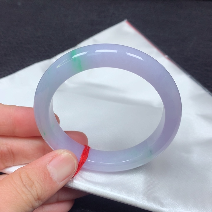 翡翠手镯未镶嵌。