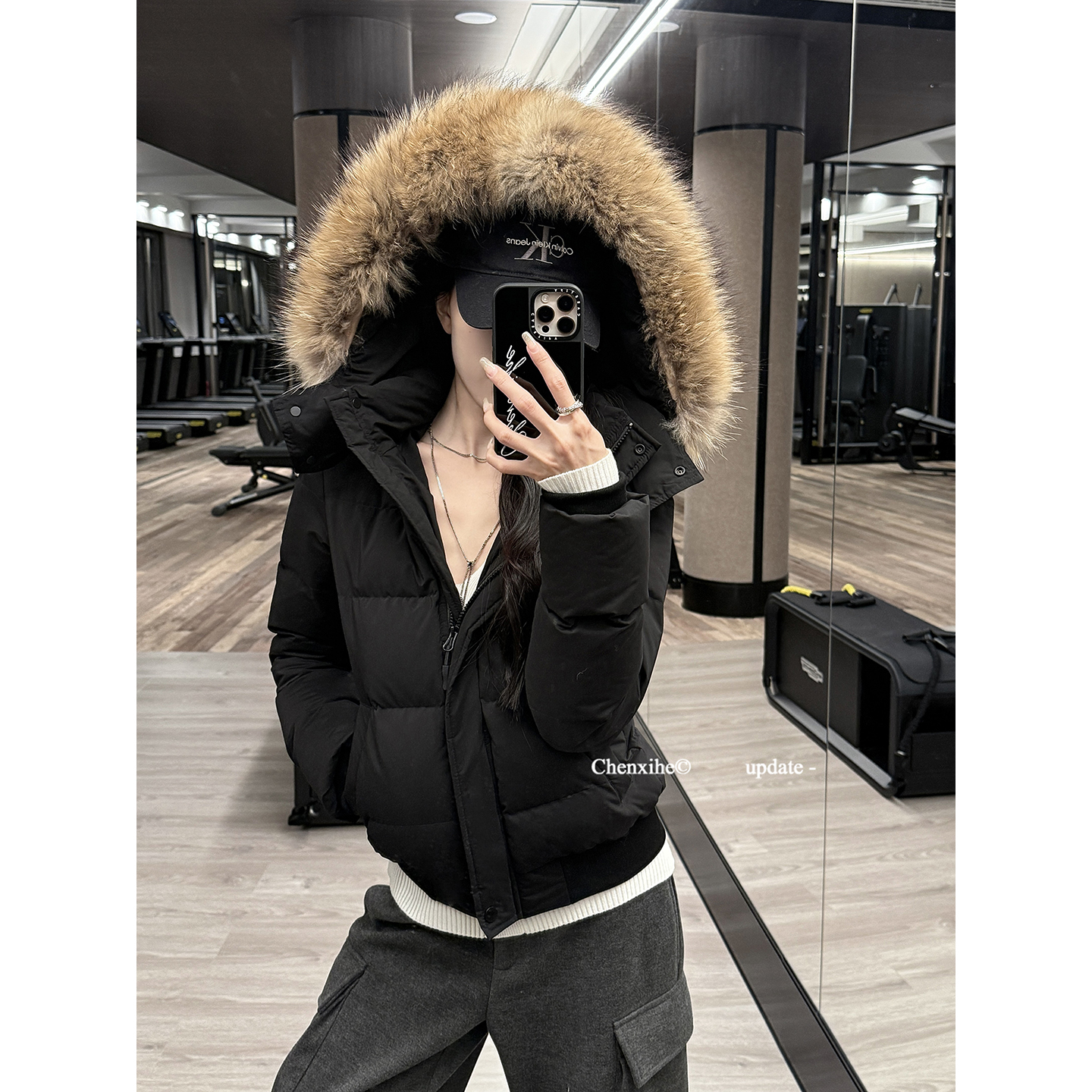 何晨曦 连帽修身短款防风羽绒服2025冬季新款黑色外套女 T1241W