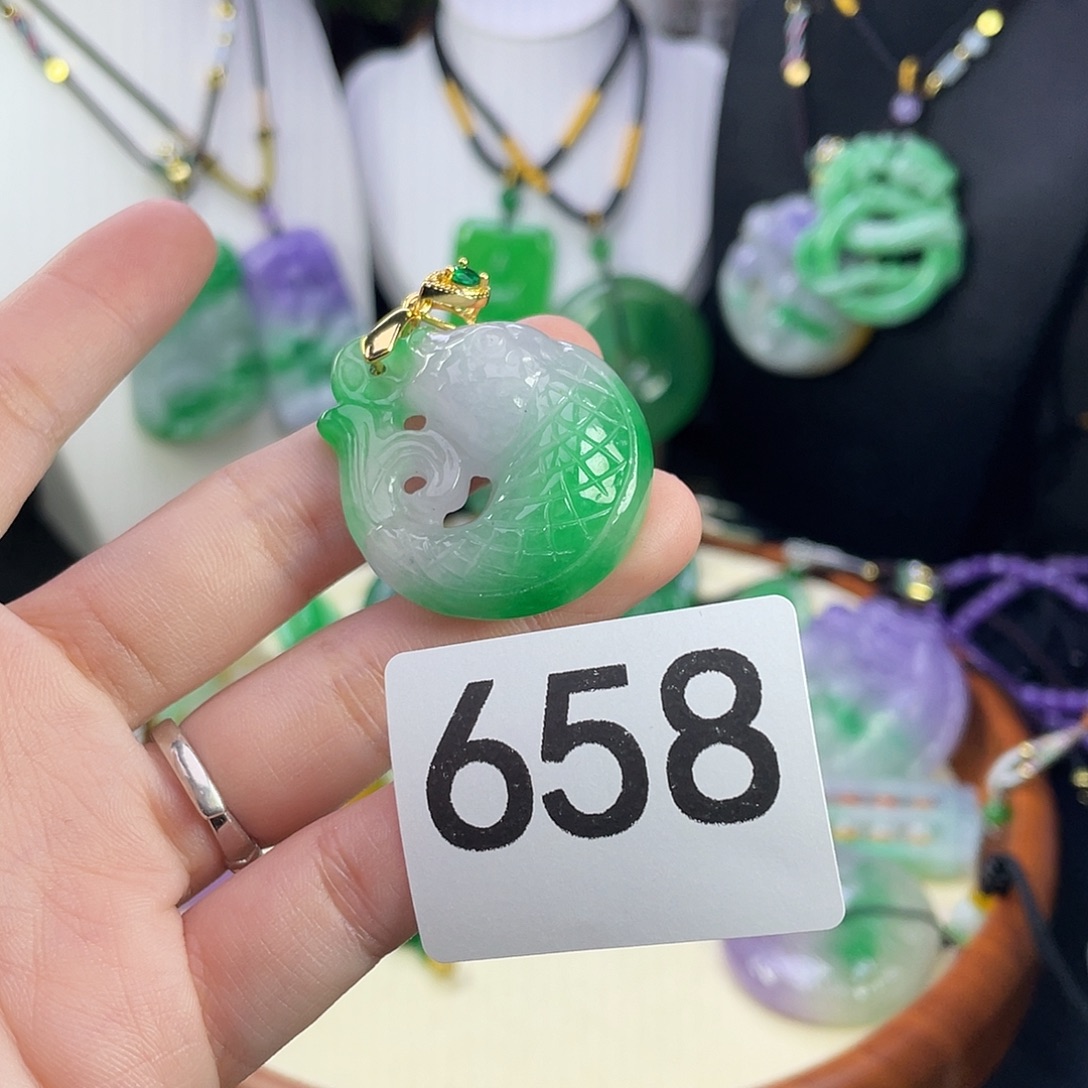 翡翠未镶嵌吊坠(赠链)