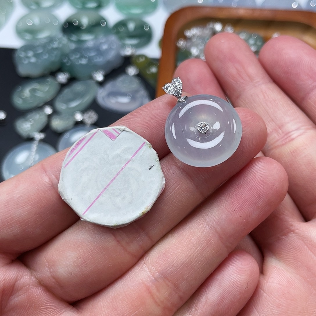 翡翠18K金镶嵌颈饰