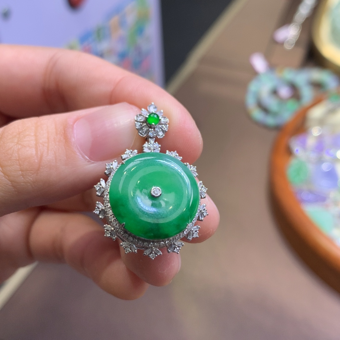 翡翠18K金镶嵌颈饰翡翠