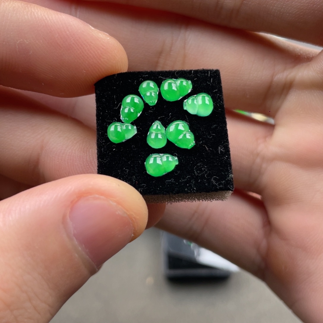 翡翠耳饰未镶嵌翡翠