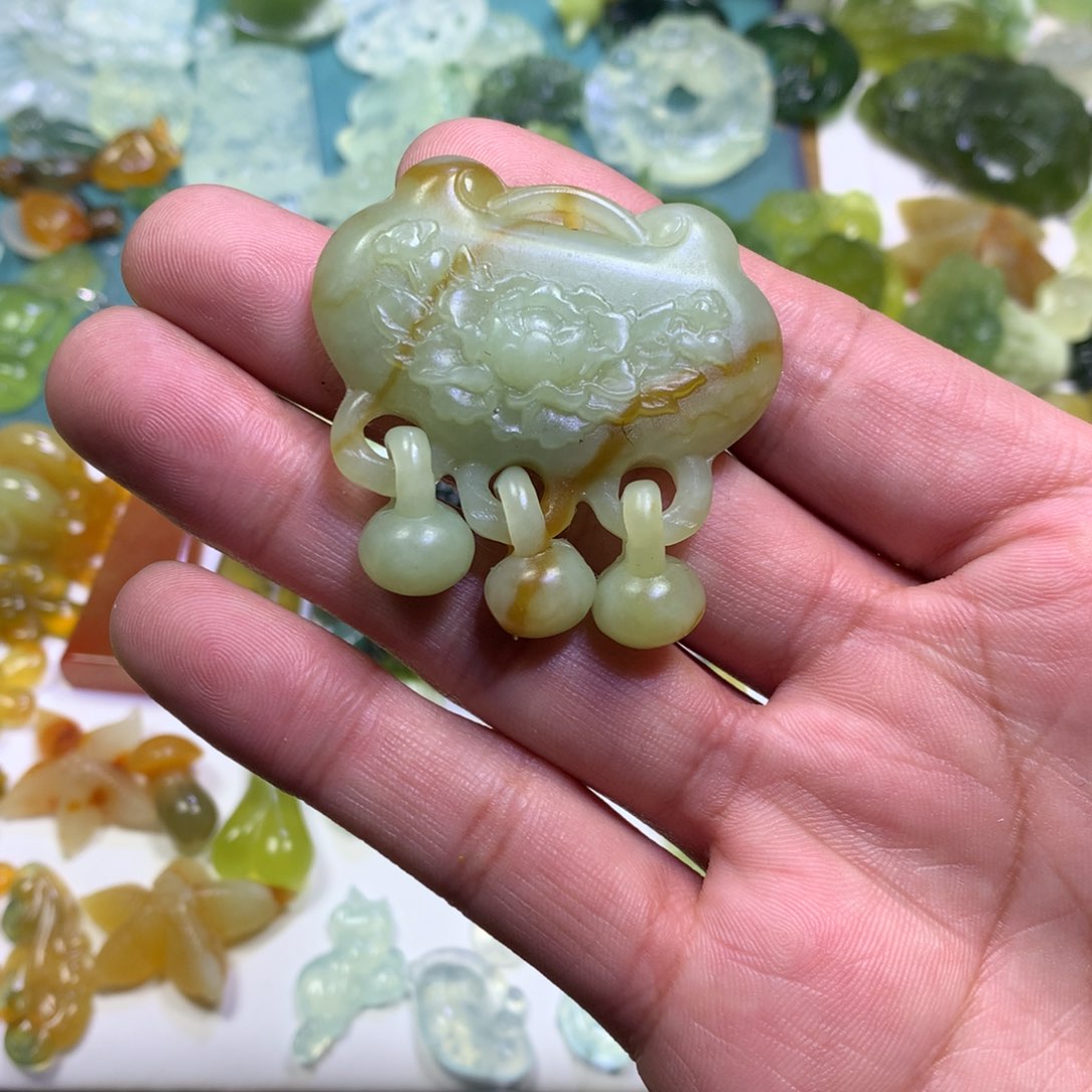 岫玉颈饰未镶嵌锁