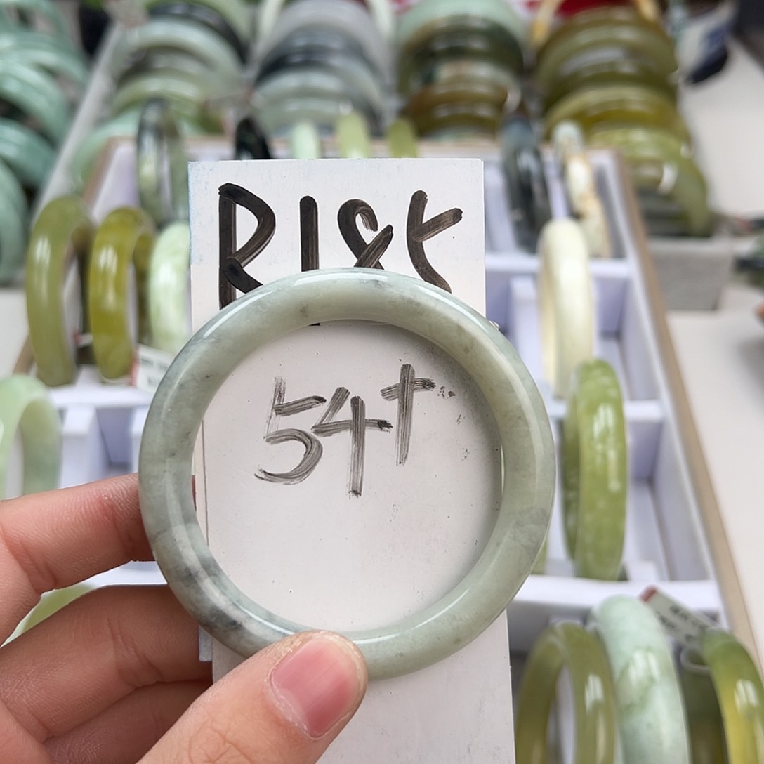 岫玉手镯未镶嵌天然岫玉微瑕，可以正常佩戴