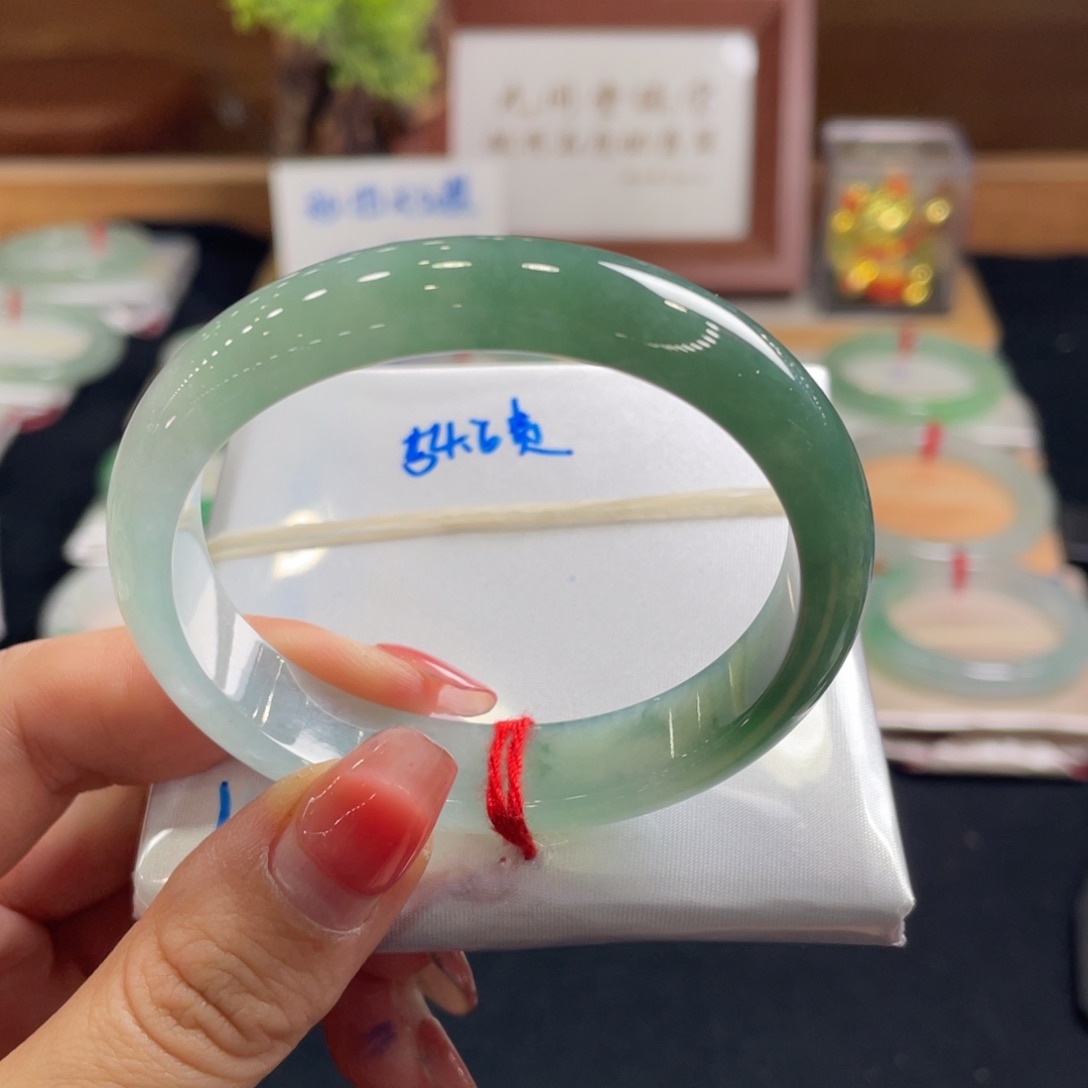 翡翠手镯未镶嵌54.7贵