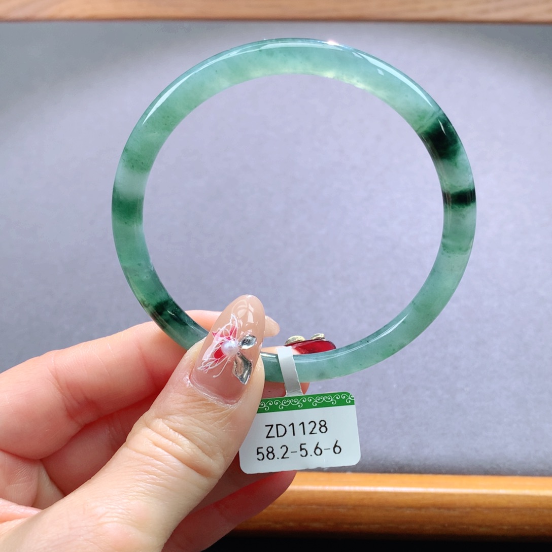 翡翠手镯未镶嵌天然翡翠手镯