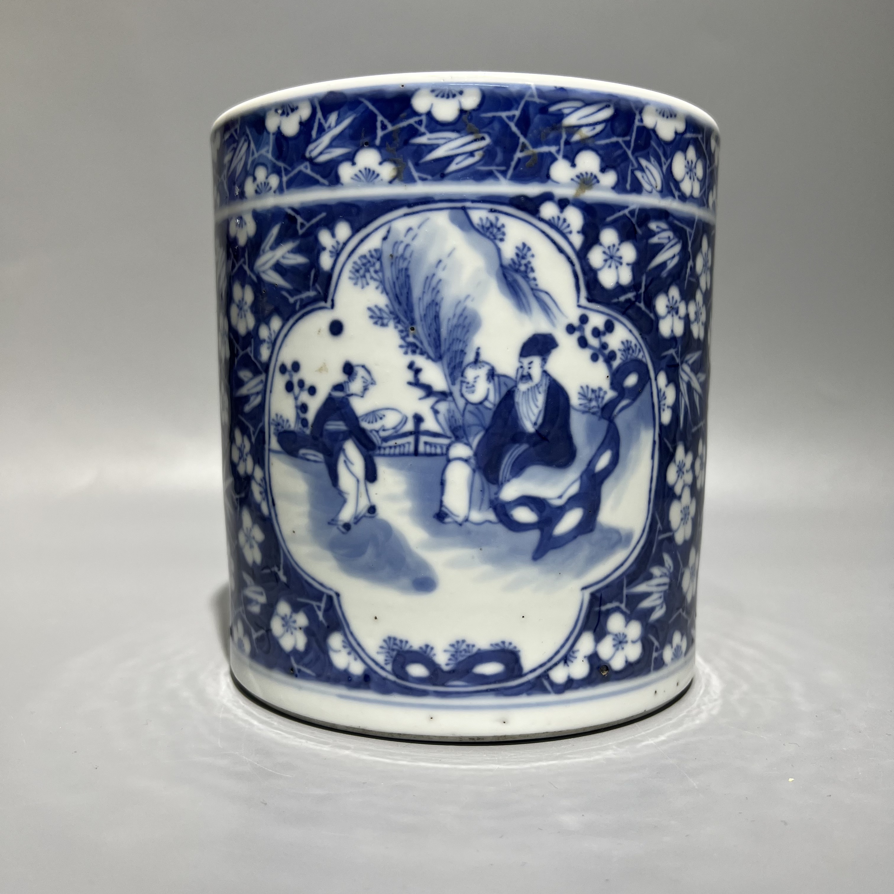 青花开窗人物故事笔筒