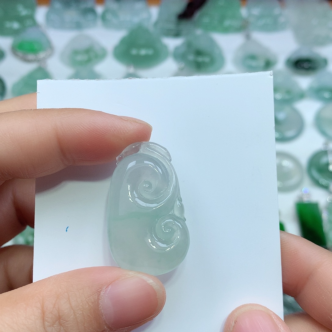 翡翠颈饰未镶嵌如意吊坠