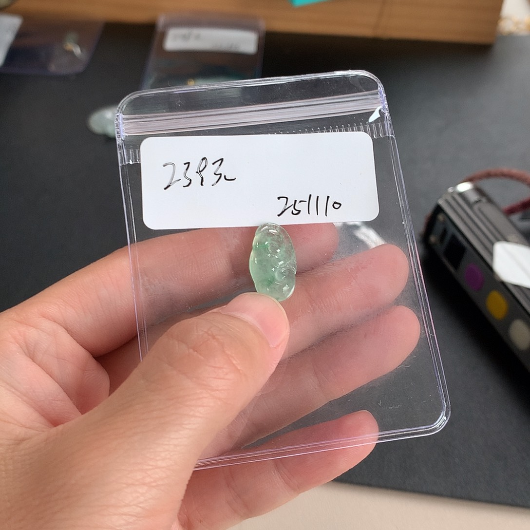 翡翠未镶嵌颈饰如意