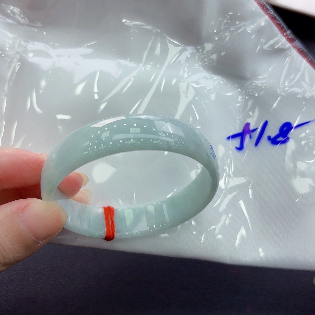 翡翠手镯未镶嵌翡翠手镯