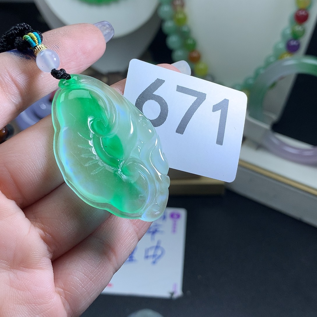 翡翠未镶嵌吊坠(赠链)